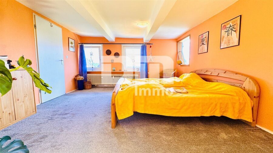 Saniertes Fachwerkhaus mit neuem Dach mit Nebengebäude + PV Anlage auf großem Grundstück - OG Schlafzimmer 2